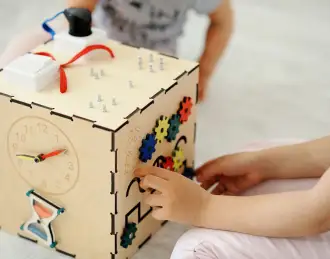 Как играть с бизибордом? Развивающие игры с бизибордами для детей