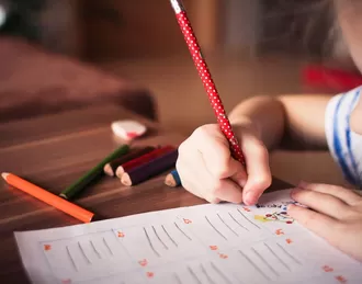 Как тренировать у детей красивый почерк? Подготовка рук к письму в школе