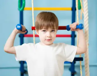 Как правильно организовать спортивный уголок в детской комнате?