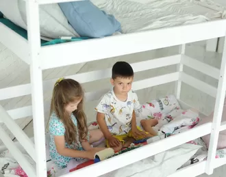 Как поставить кровать в детской комнате?