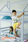 Кровать детская двухъярусная «Домик хвоя» серая1