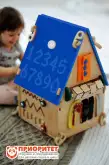 Бизиборд домик Малыш «Веселые цифры» (синяя крыша) 30х30х50 см1