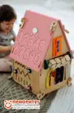 Бизиборд домик развивающий «Веселые цифры» (розовая крыша) 30х30х50 см1