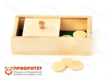 Коробочка Монтессори со скользящей крышкой и деревянными монетками (5 шт.)1