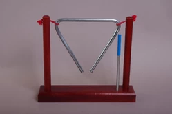 Треугольник музыкальный 14 см. на подставке1