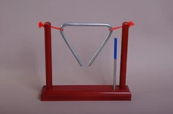 Треугольник музыкальный 12 см. на подставке1