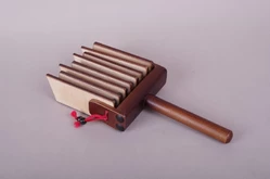 Трещотка пластинчатая на ручке1