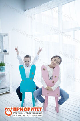 Разноцветные стулья Зайчики для детей вид сзади