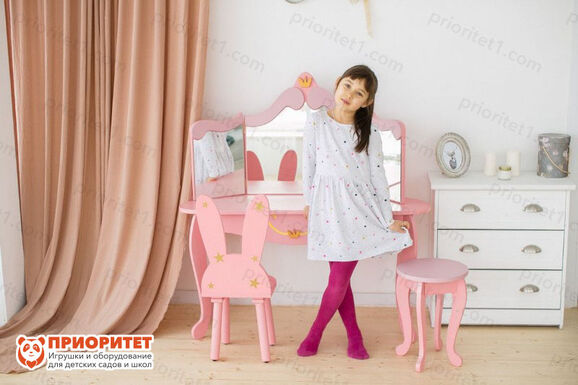 Розовый комод трюмо для девочек с табуретом и зеркалом вид спереди