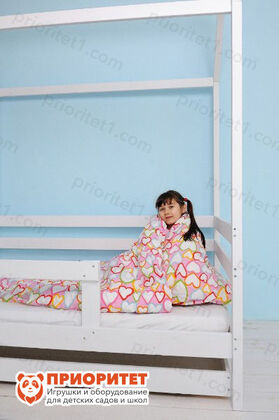 Детская кровать Домик из сосны с выдвижным ящиком вид сбоку