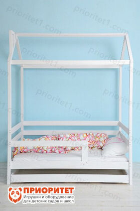 Детская кровать Домик из сосны с выдвижным ящиком общий вид