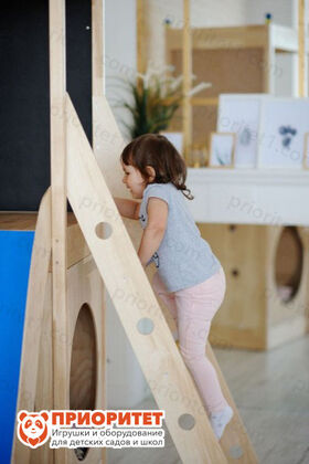 Детская горка деревянная для помещений с лестницей