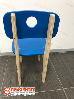 Синий стул для ребенка вид сзади
