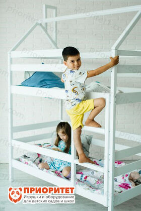 Детская двухъярусная кровать из сосны с лестницей