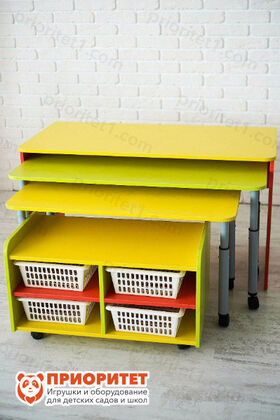 Выкатные детские столы с набором корзин вид сбоку