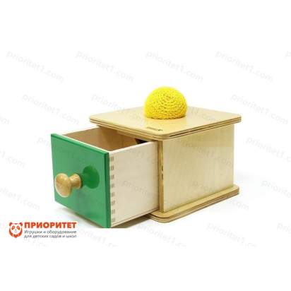Коробочка Монтессори с вязаным мячиком