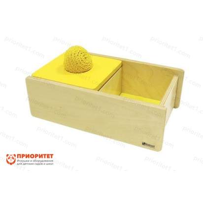 Коробочка Монтессори с вязаным мячиком и перекидной крышкой