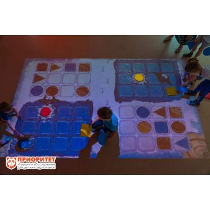 Дети играют с образовательным интеграционным комплексом Magium