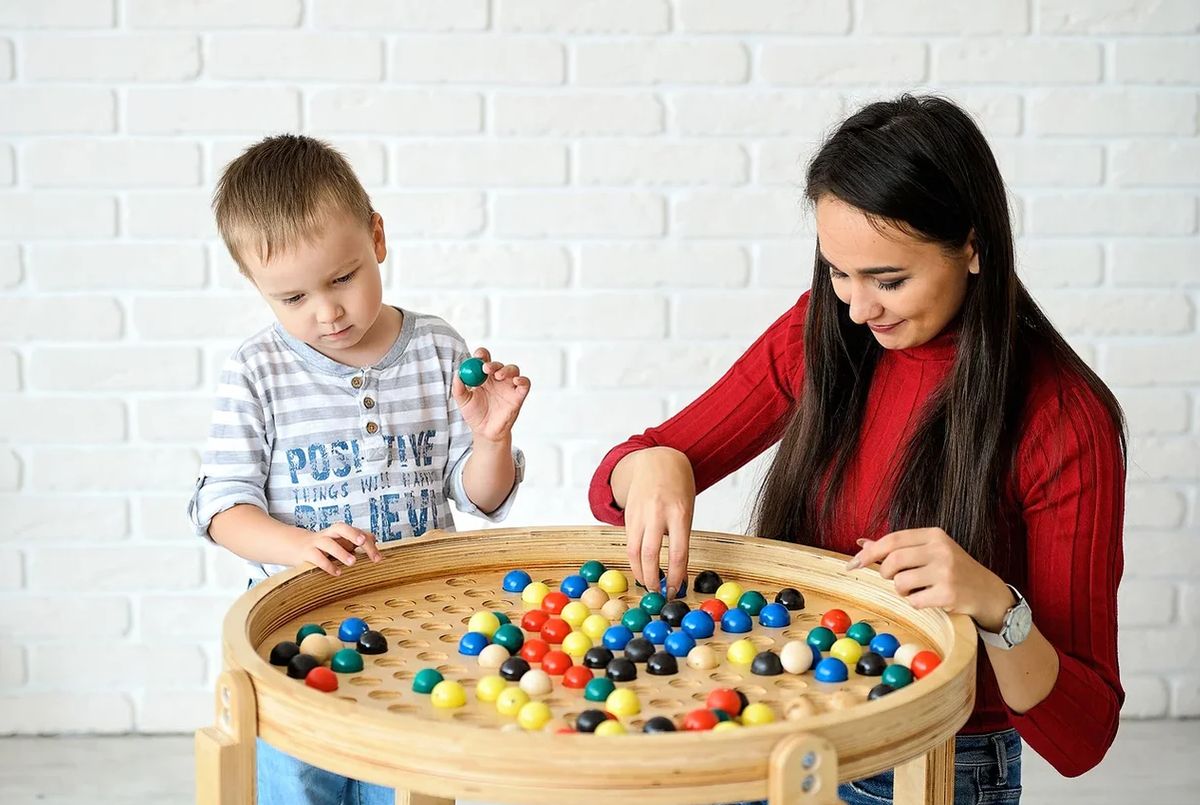 дети играют с мозаикой
