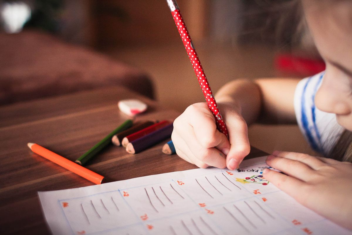 ребенок пишет карандашом