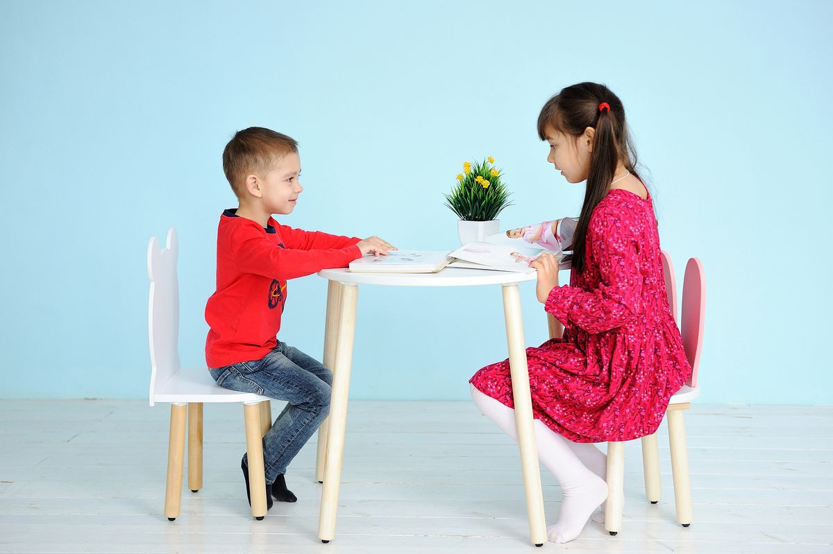 дети сидят за столом